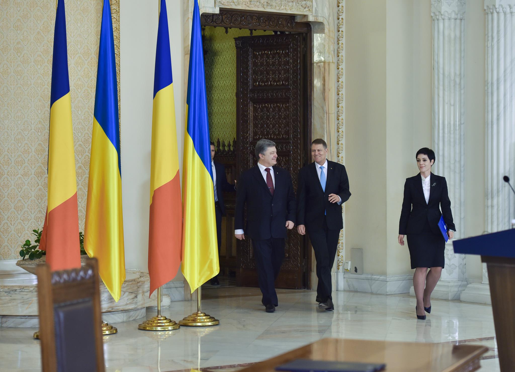 Порошенко в Румынии призвал усилить безопасность в Черном море