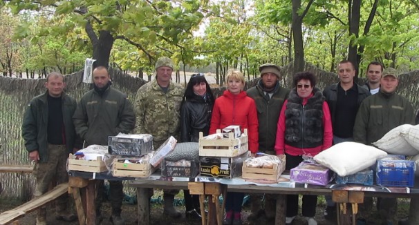 «Батальон отважных женщин» поздравил солдат на Луганщине с Пасхой
