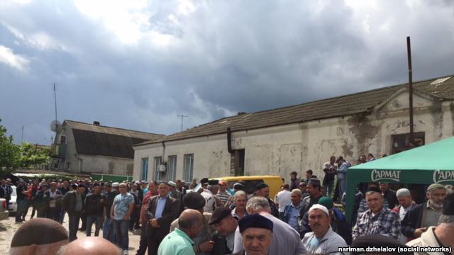 В Крыму хоронят убитую крымскую татарку – пришли сотни человек