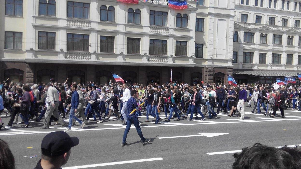 В центр Донецка свезли людей для празднования годовщины псевдореферендума [ФОТО]