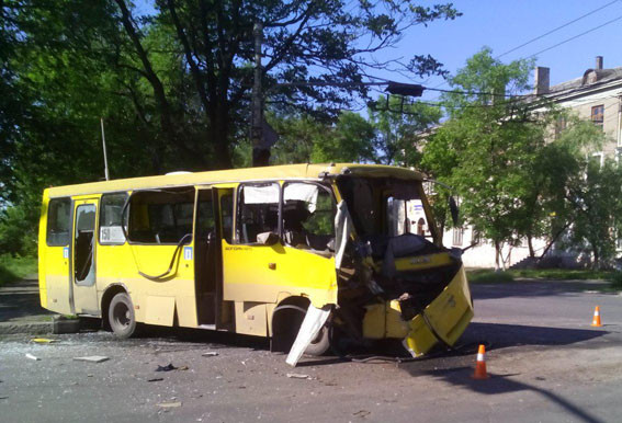 8 человек пострадали в результате столкновения маршрутки и автобуса с военными в Мариуполе
