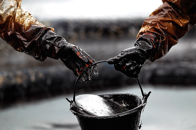 Вблизи Севастополя произошел разлив нефтепродуктов – местные жители бьют тревогу