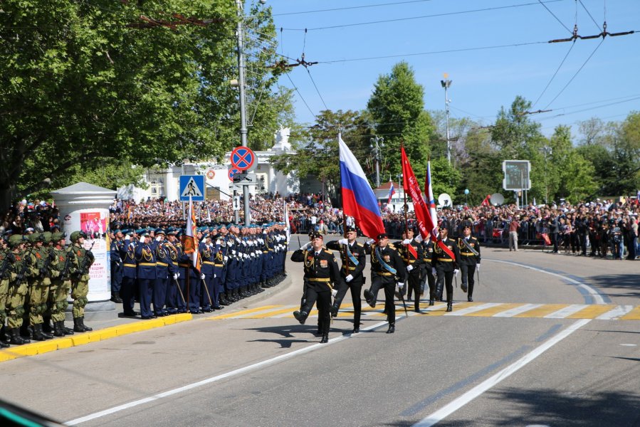 Более тысячи российских военных вышли на улицы Севастополя [ФОТО]