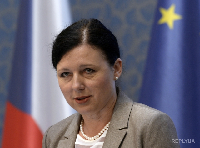 Еврокомиссар призвала прекратить преследования крымских татар