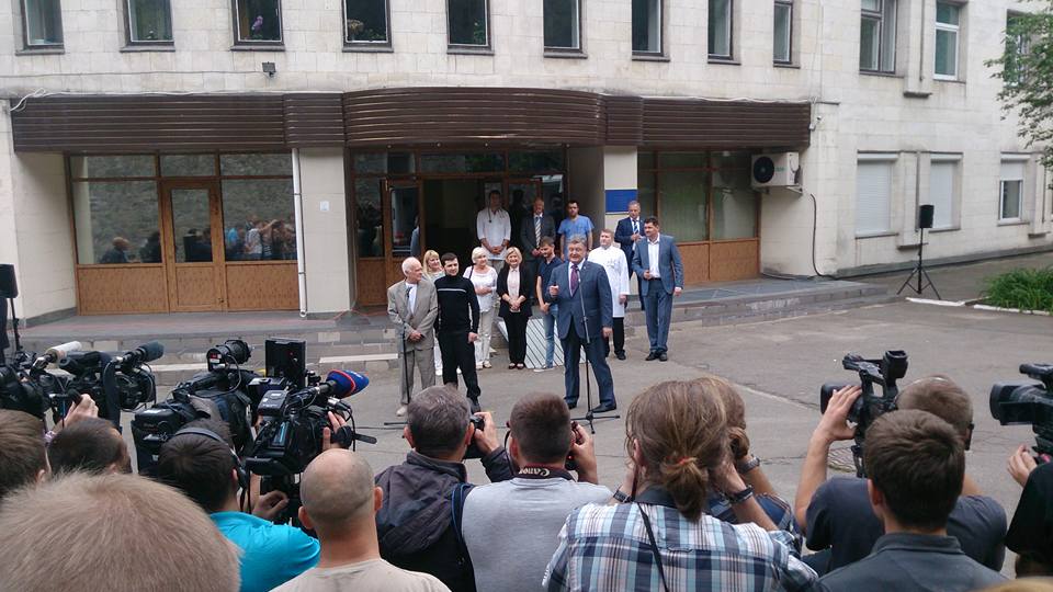 Порошенко обещал освободить всех украинцев