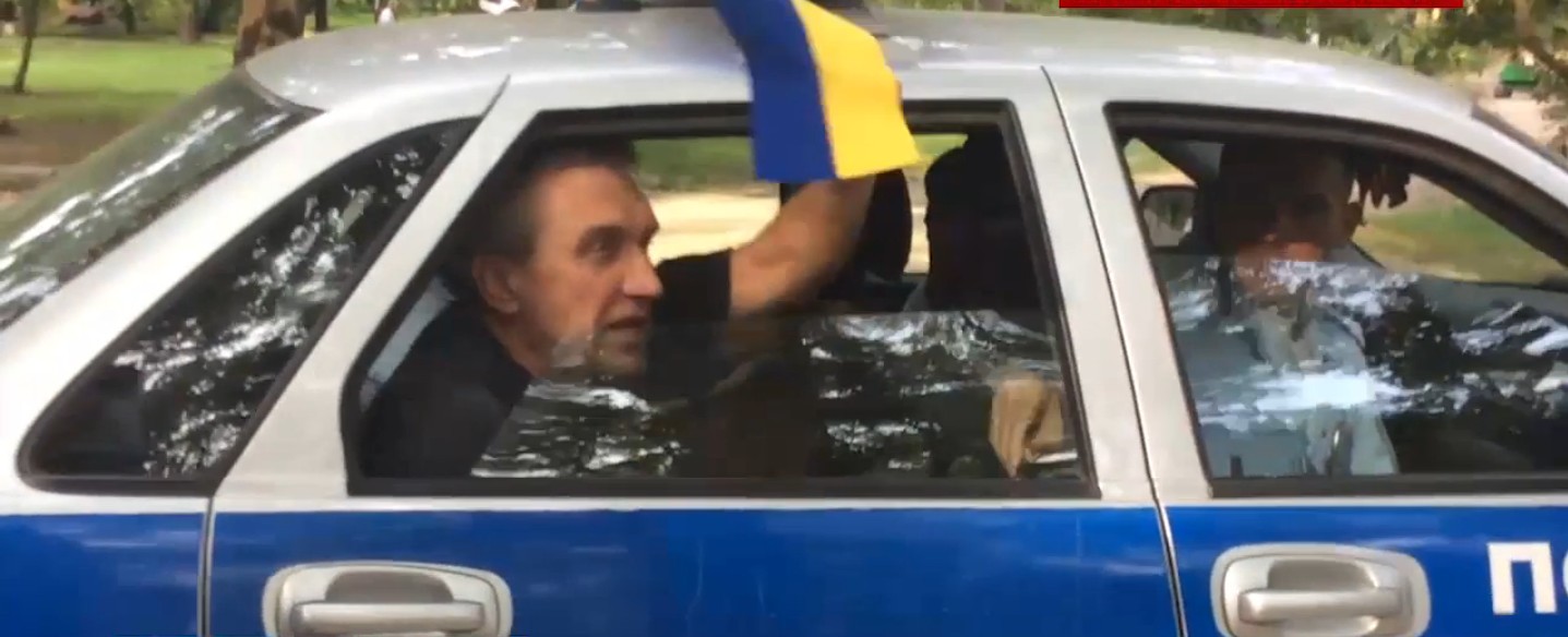 Полиция в Симферополе задержала мужчину с украинским флагом