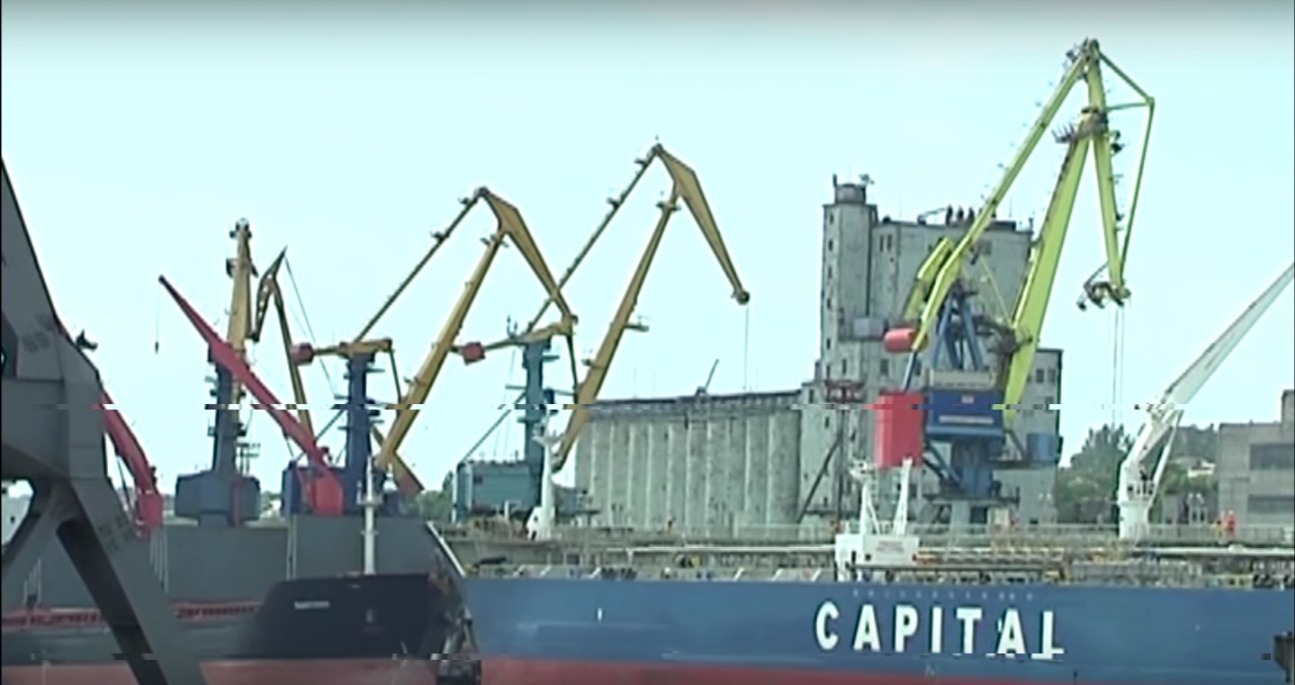 Мариупольские корабелы отремонтировали нефтемусоросборщик