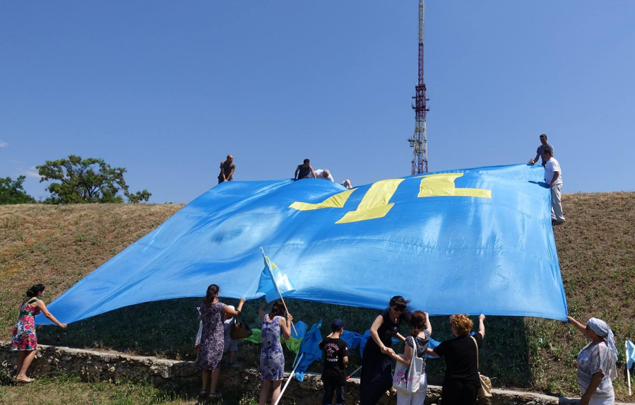 В Херсоне автопробегом отметили День крымскотатарского флага