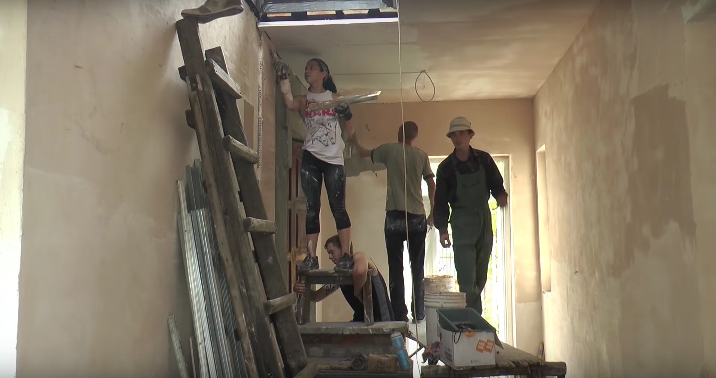 В Краматорске волонтеры строят дом для многодетной семьи