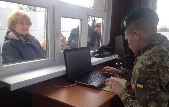 КПВВ «Станица Луганская» возобновил работу после обстрела