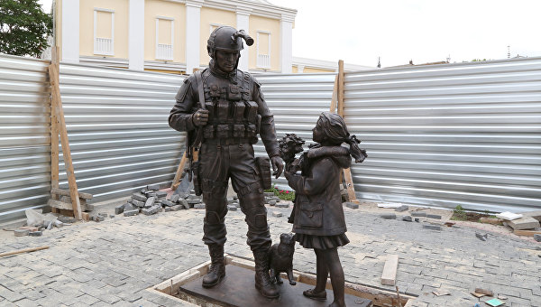 Французский депутат расцеловал в Крыму памятник «зеленым человечкам»