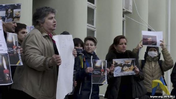 Проукраинская активистка ожидает допроса российских силовиков в Крыму