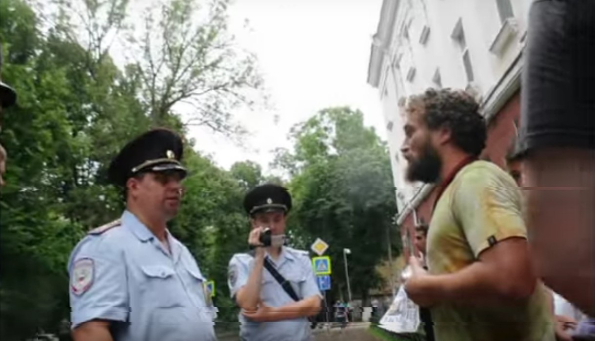 В Крыму полиция не позволила провести пикет в поддержку Сенцова и Кольченко