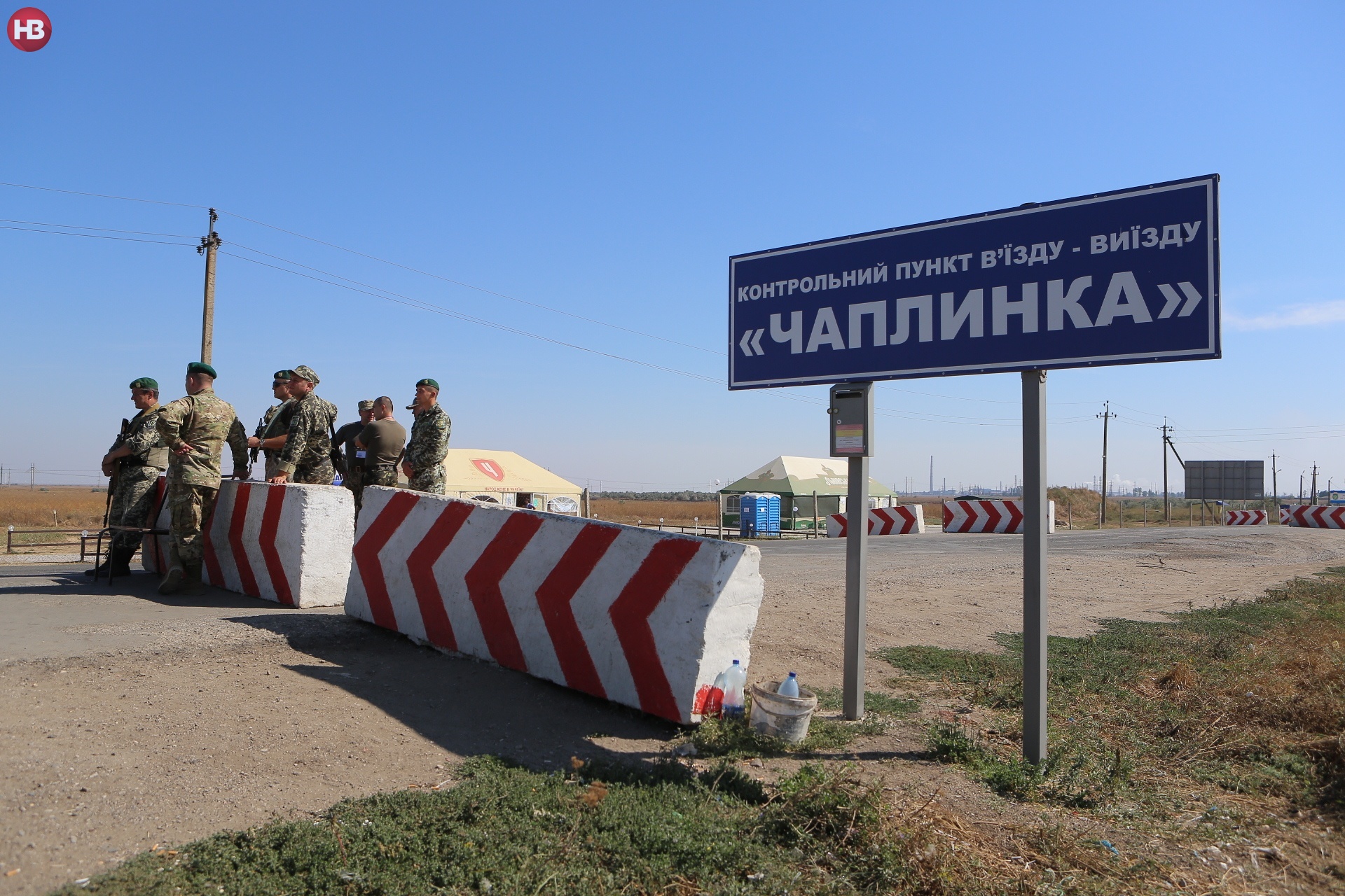 Российские силовики беседуют с выезжающими из Крыма мужчинами –  «Крым SOS»