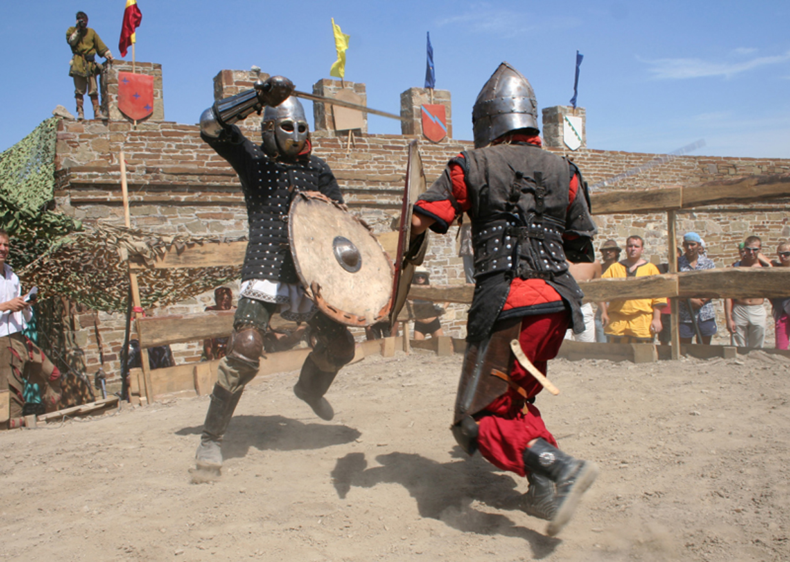 Рыцарям запретили по ночам фестивалить в Судакской крепости