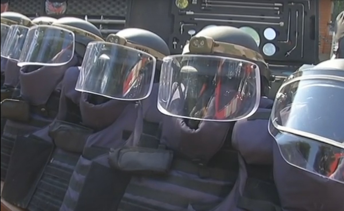НАТО обеспечило Мариуполь взрывозащитными костюмами