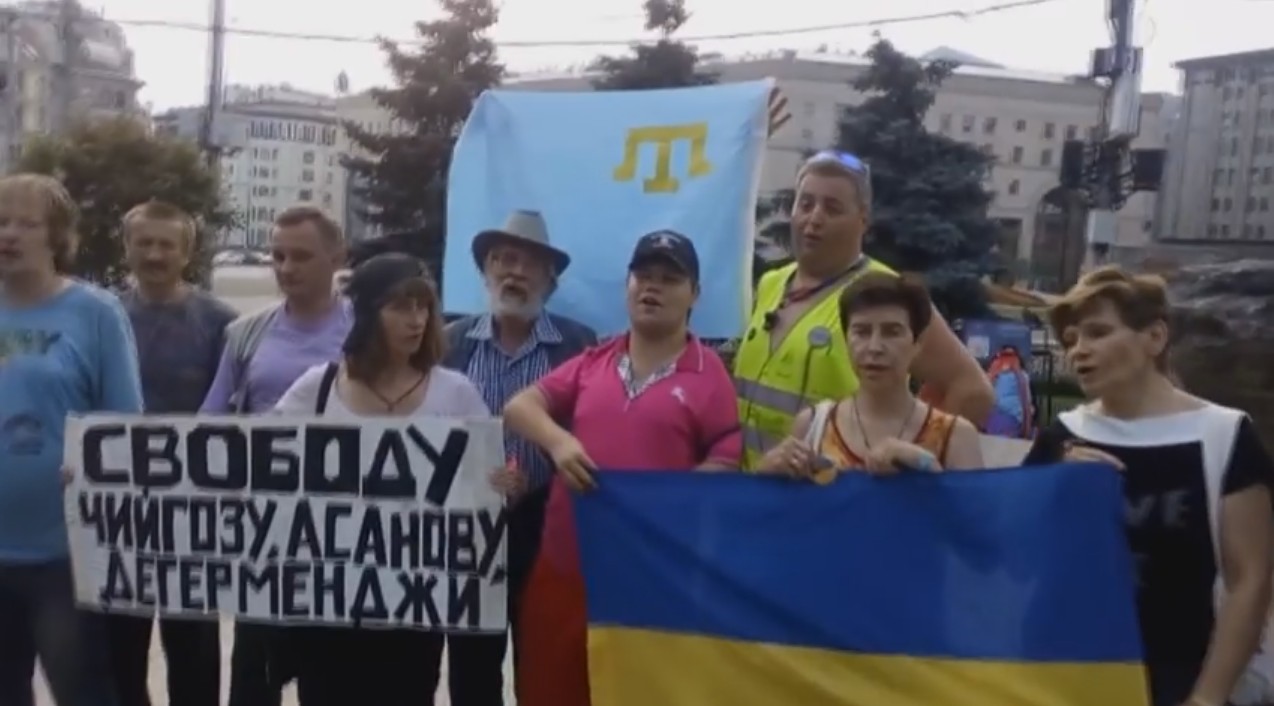 В Москве у Соловецкого камня активисты напоминают о политзаключенных