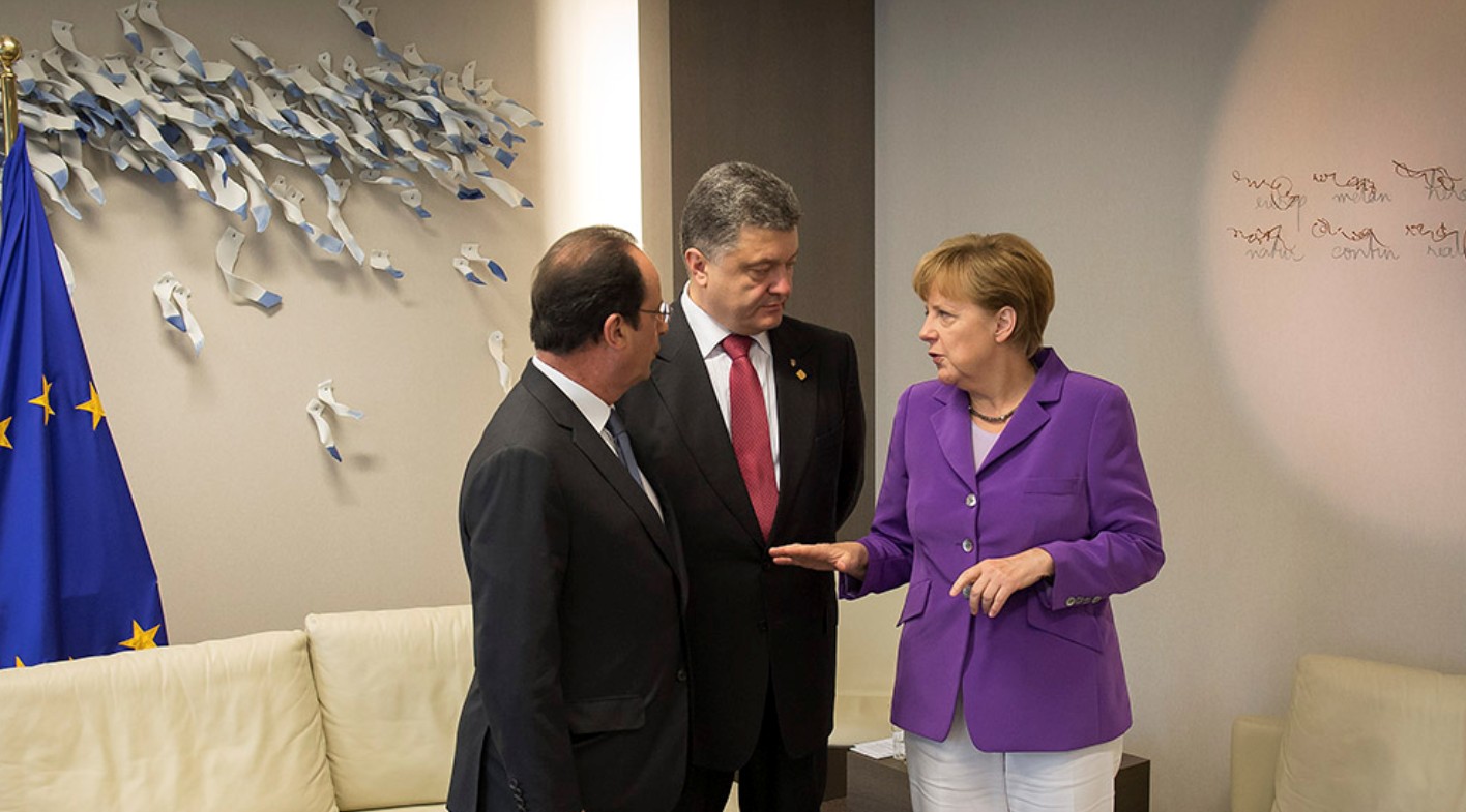 Порошенко обсудил кремлевские обвинения в диверсиях с Олландом и Меркель