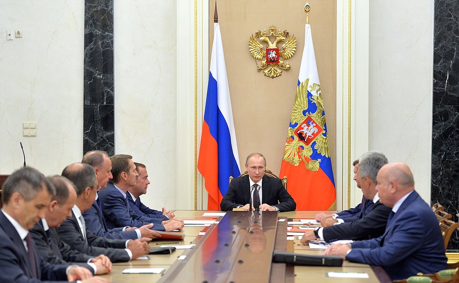 Ситуация вокруг Крыма накаляется: Путин созвал совещание Совбеза