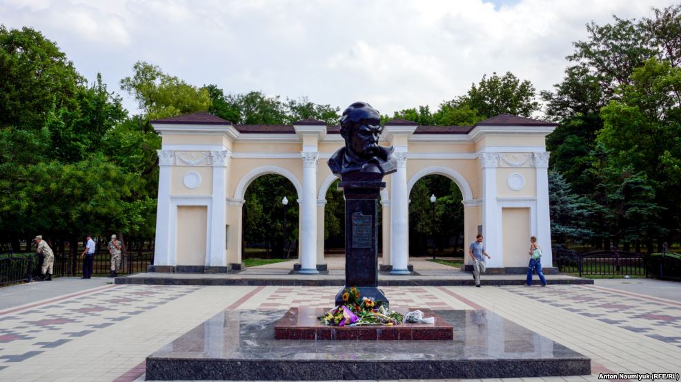 Жители Симферополя принесли цветы к памятнику Кобзарю