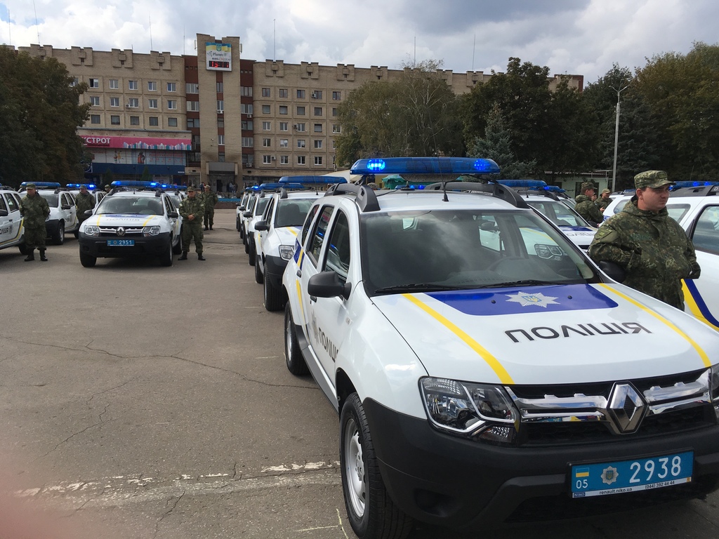 Аваков вручил донецким полицейским новые автомобили