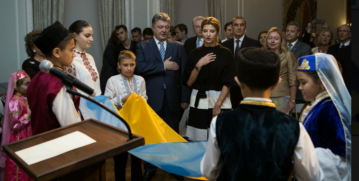 Порошенко в Нью-Йорке встретили дети в крымскотатарских костюмах