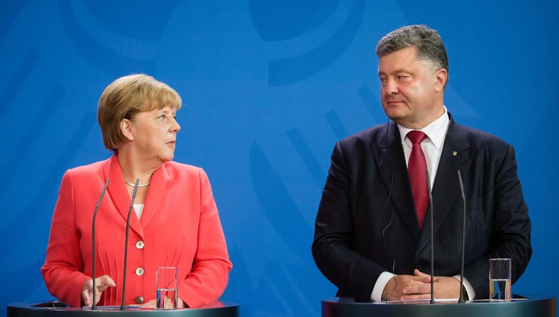 Порошенко поговорил с Меркель о Донбассе