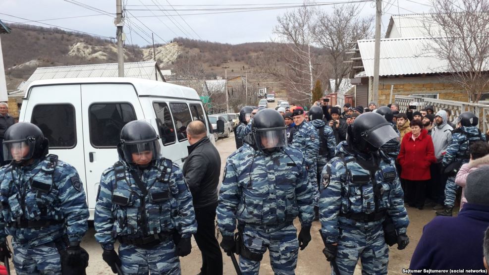Очередной обыск у крымского татарина: ищут мотоцикл