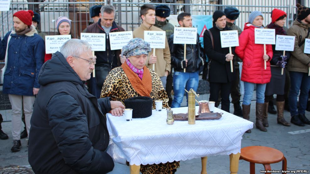 У посольства РФ в Киеве прошел перфоманс о семье похищенного Эрвина Ибрагимова