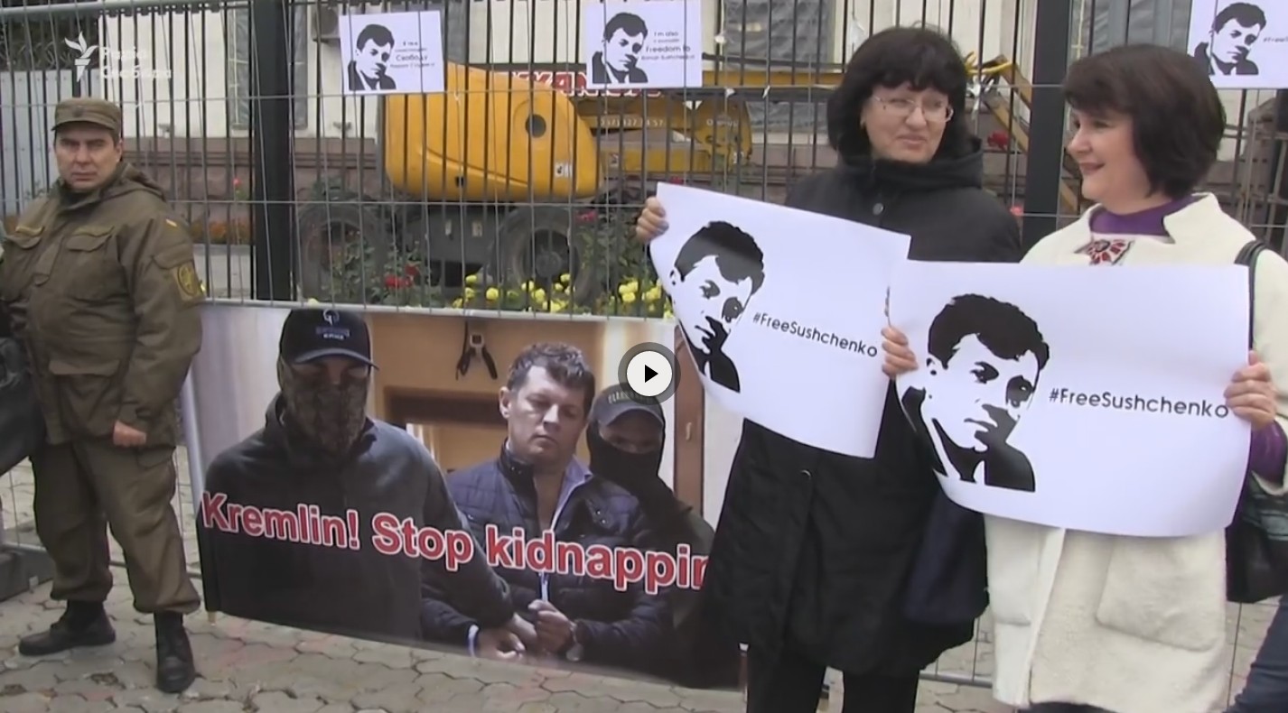 В Киеве пикетировали российское посольство в поддержку журналиста Сущенко