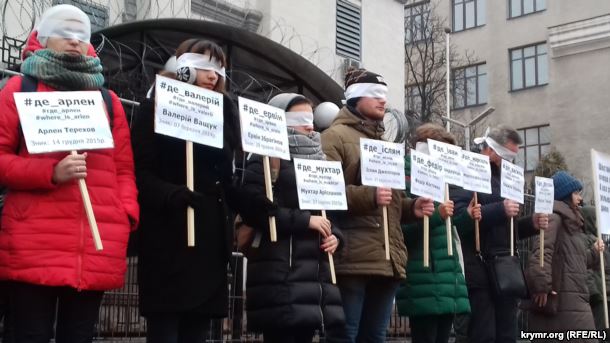 У посольства России в Киеве требовали разыскать пропавших без вести крымчан