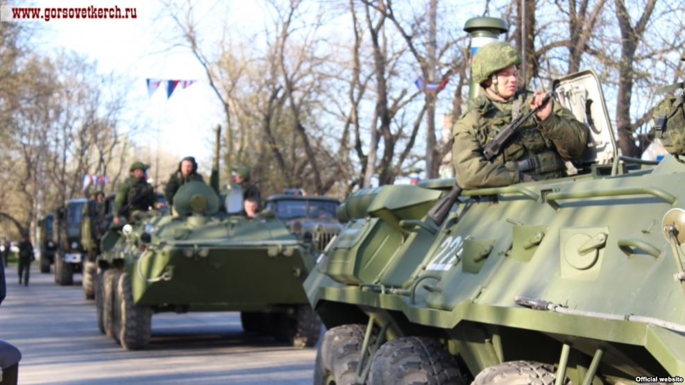 В Керчь въехала колонна российской военной техники