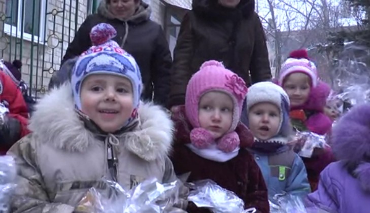 Дети из прифронтовой Авдеевки получили новогодние подарки