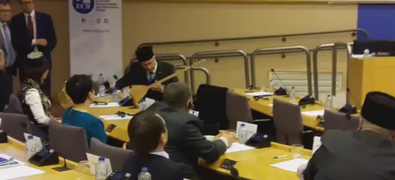 Крымские татары вживую исполнили национальные мелодии в Европарламенте
