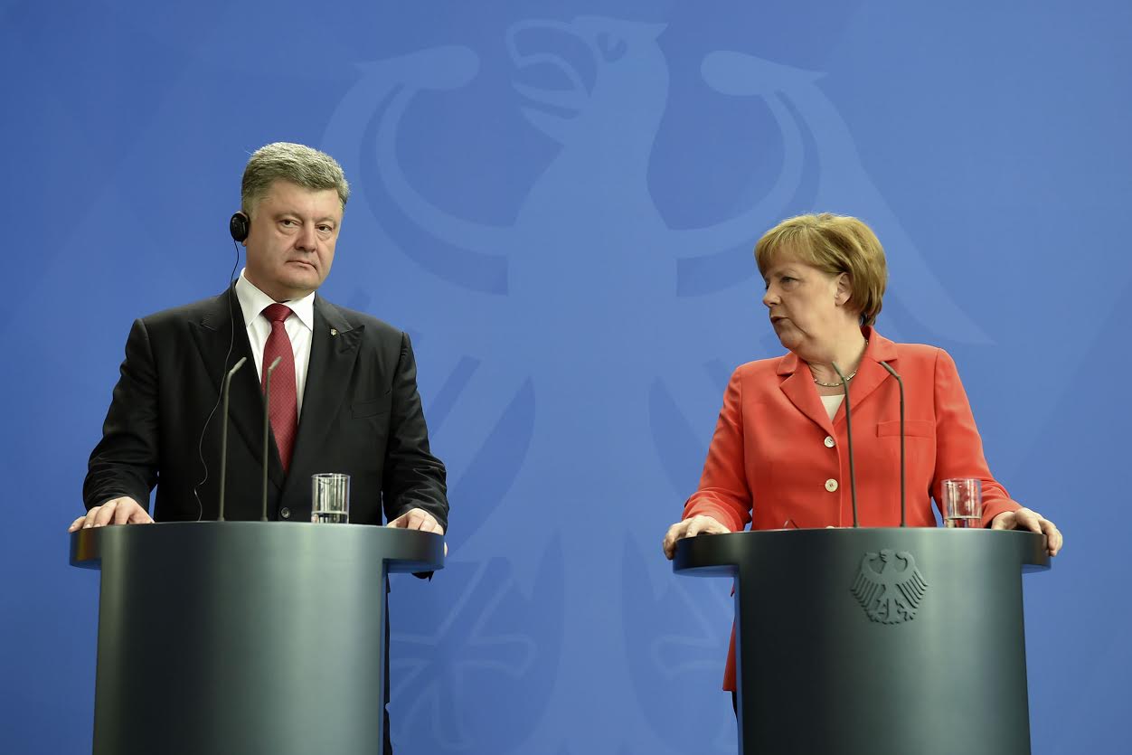Порошенко сегодня поговорит с Меркель о ситуации на Донбассе