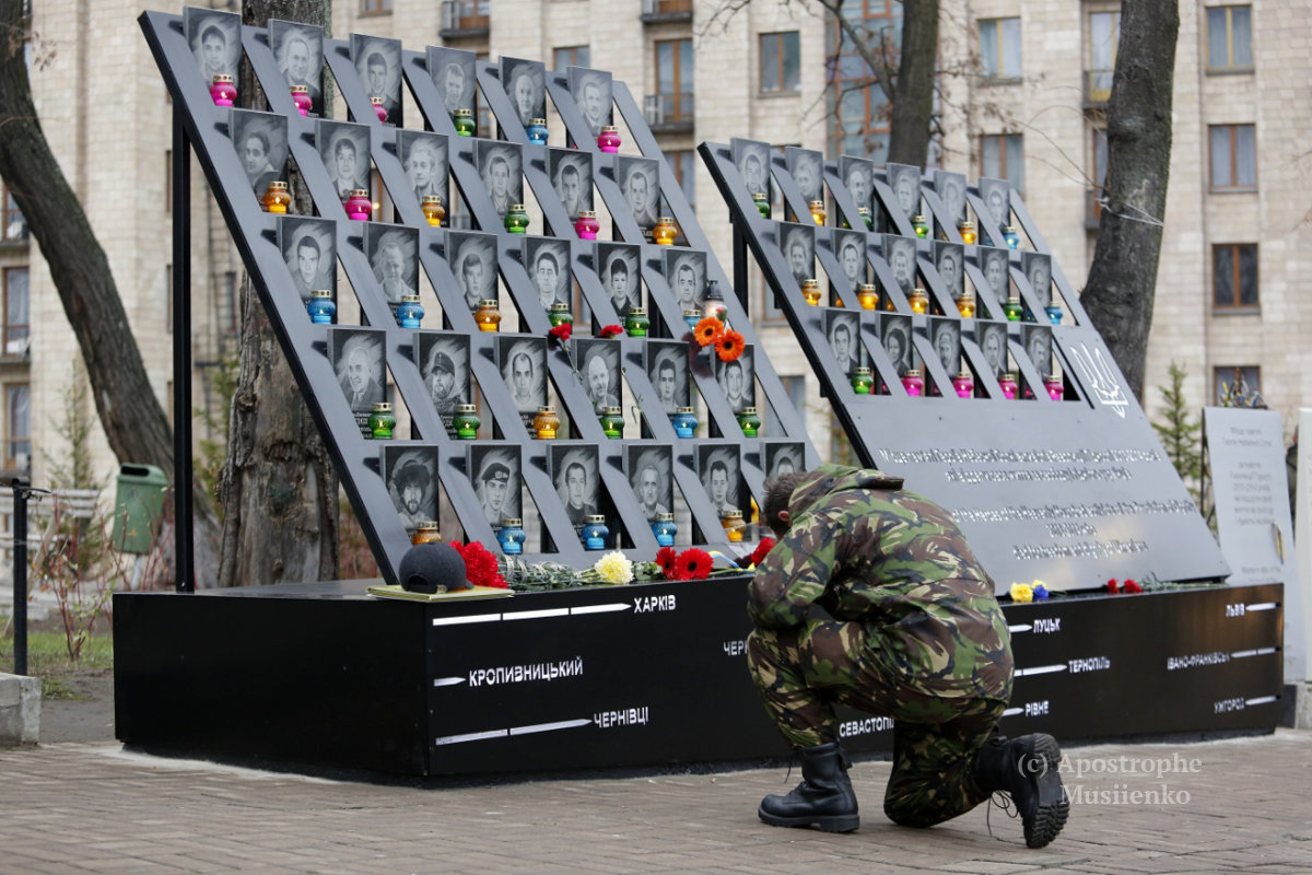 Сегодня украинцы чтят память первых Героев Небесной сотни