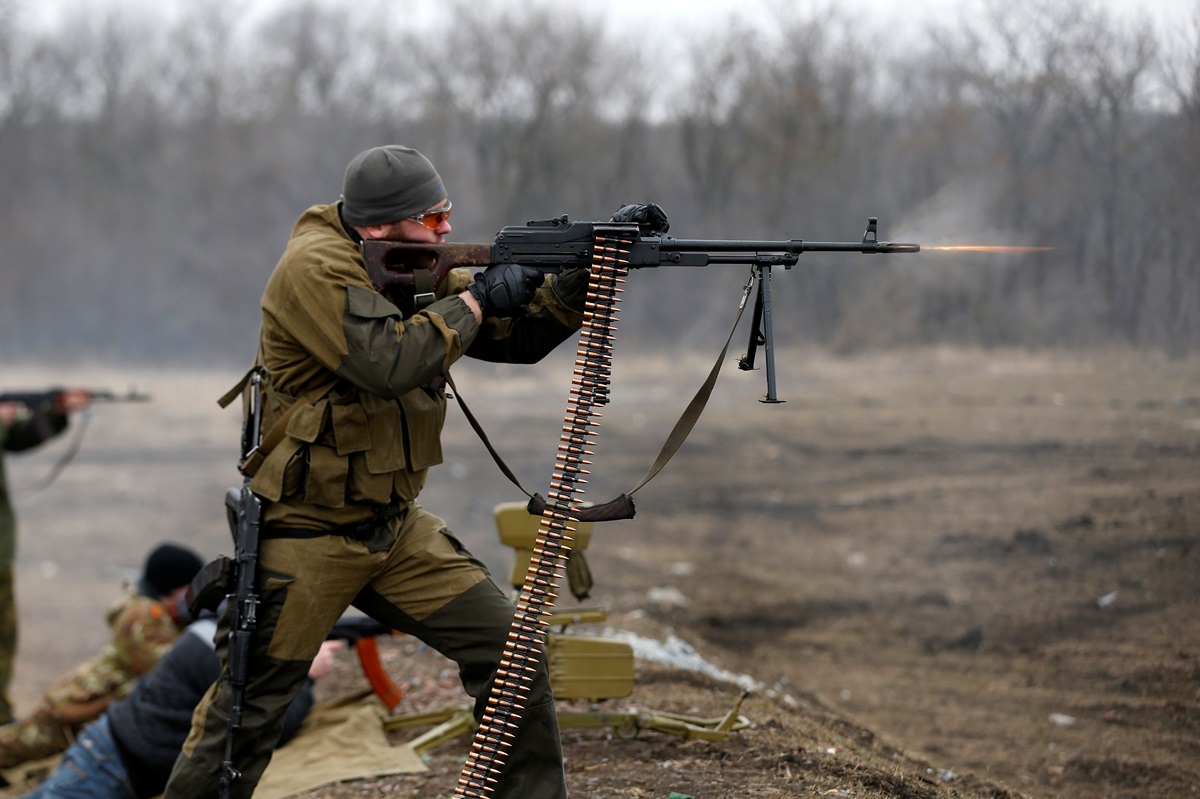 Боевиков на Донбассе пытаются заманить в окопы “длинным рублем”