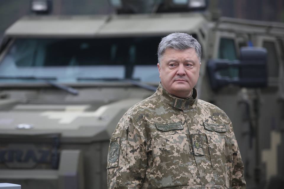 Порошенко осудил приговор генералу Назарову и возрождает военные суды