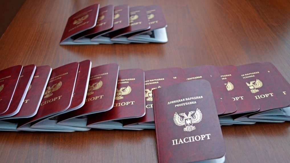 Захарченко пригрозил мариупольцам выдачей паспортов ДНР