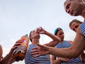 Российские десантники устроили пьяный дебош в Крыму