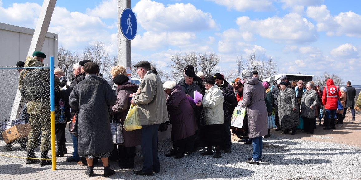 Проверка переселенцев Ощадбанком привела к росту потока людей на блокпостах