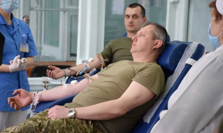 Более 50 украинских военных сдали кровь для больных детей Донбасса
