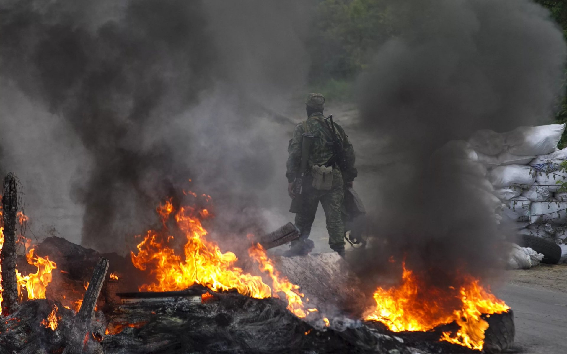 На Донбассе подорвалась бронемашина боевиков