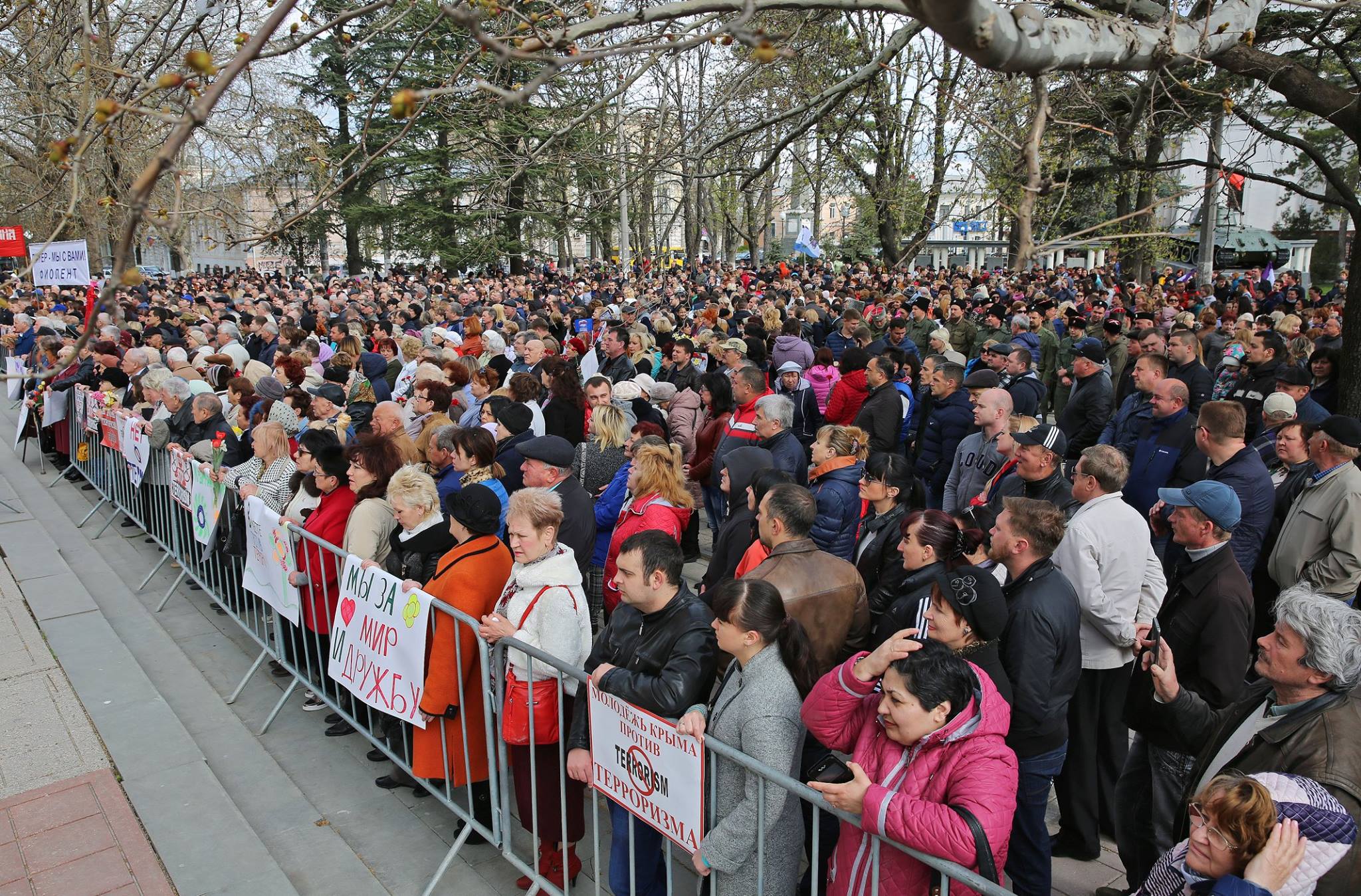 На антитеррористический митинг в Симферополе вышли около 3 тысяч человек