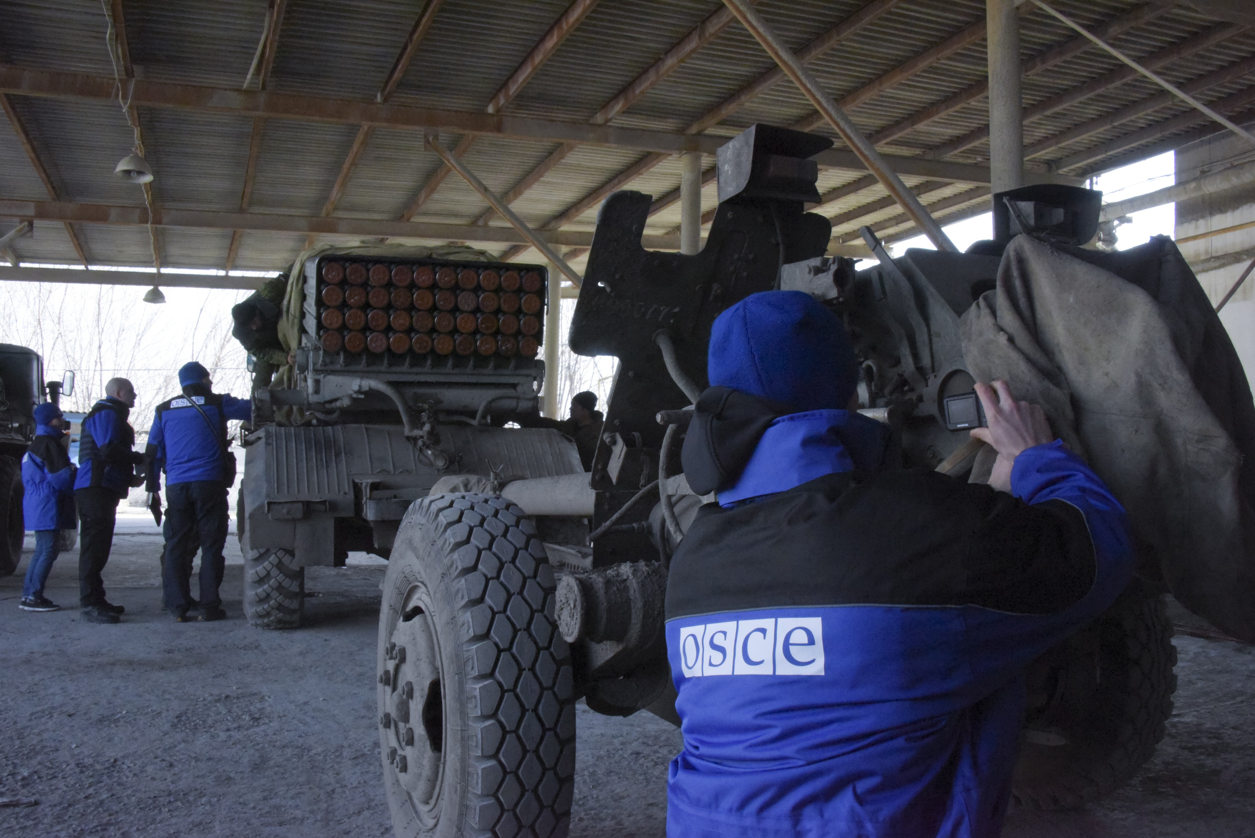 Боевики стянули на Луганский аэродром “Грады” и БТРы