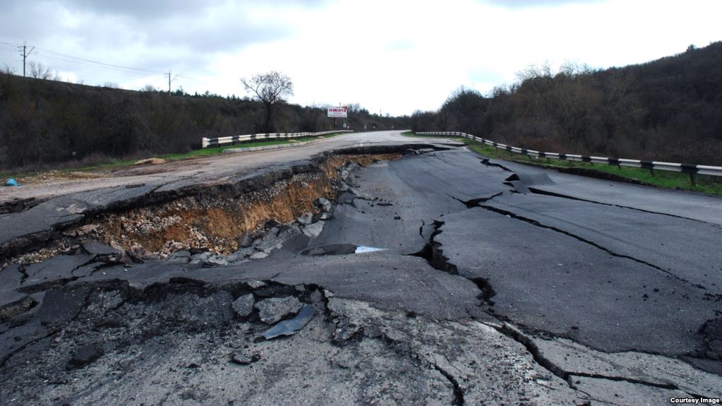 Восстановление разрушенной трассы обойдется бюджету Севастополя в 100 млн