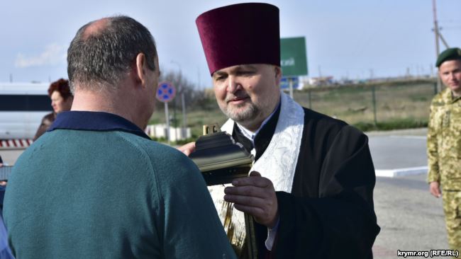 Для Крымской епархии УПЦ КП передали «благодатный огонь» из Херсонщины
