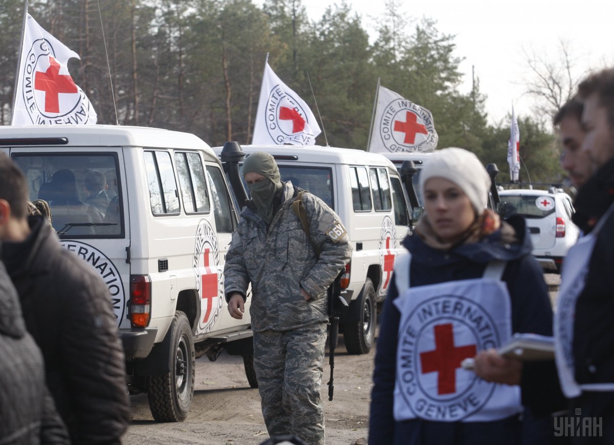 Красный крест назвал число людей, выехавших с Донбасса