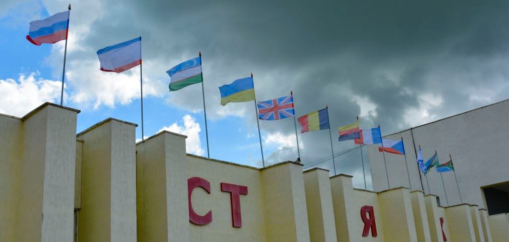 Зубков поднял над Парком львов «Тайган» в Крыму флаг Украины