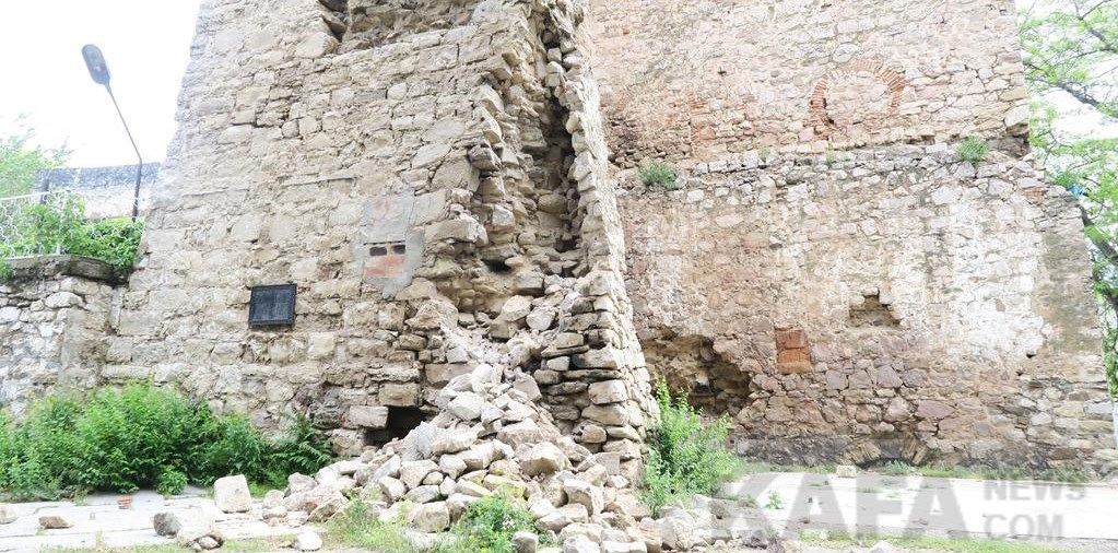 В Феодосии обвалилась Башня Константина